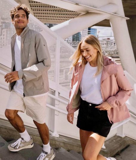 SCANDINAVIAN EDITION Junge Menschen gehen lächelnd die Treppe hinauf, in lässiger Mode gekleidet.